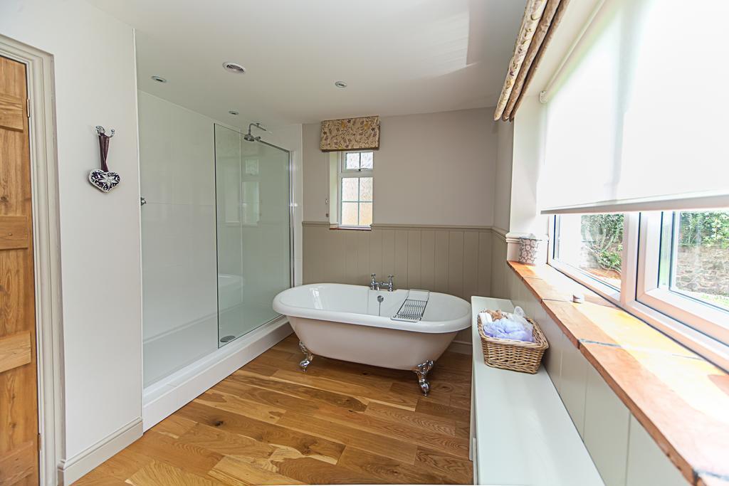 Stoodleigh Court Coach House Bed & Breakfast Тивъртън Екстериор снимка